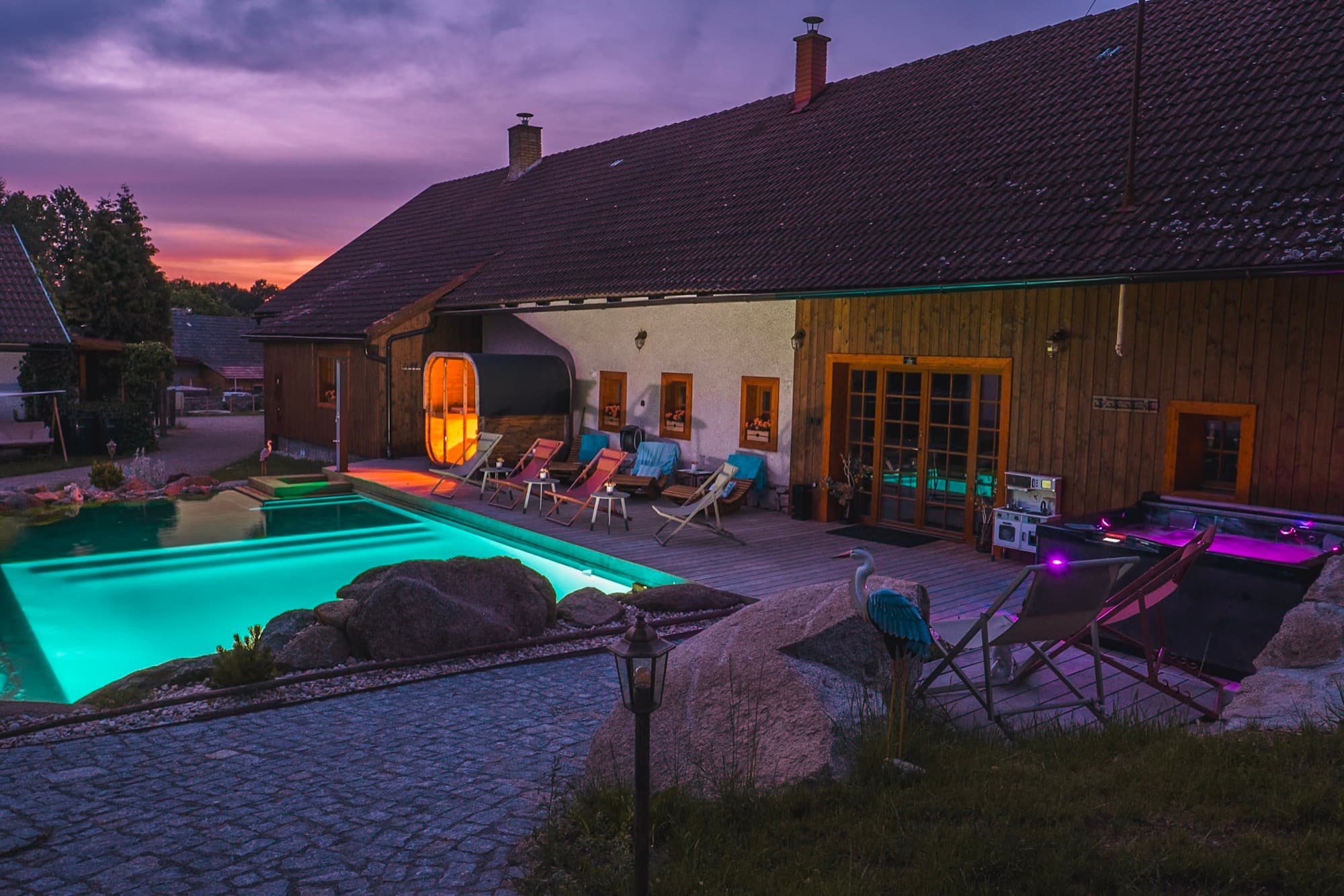 Večerní atmosféra u bazénu na statku