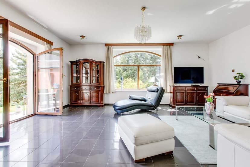 Obývák se vstupem na terasu