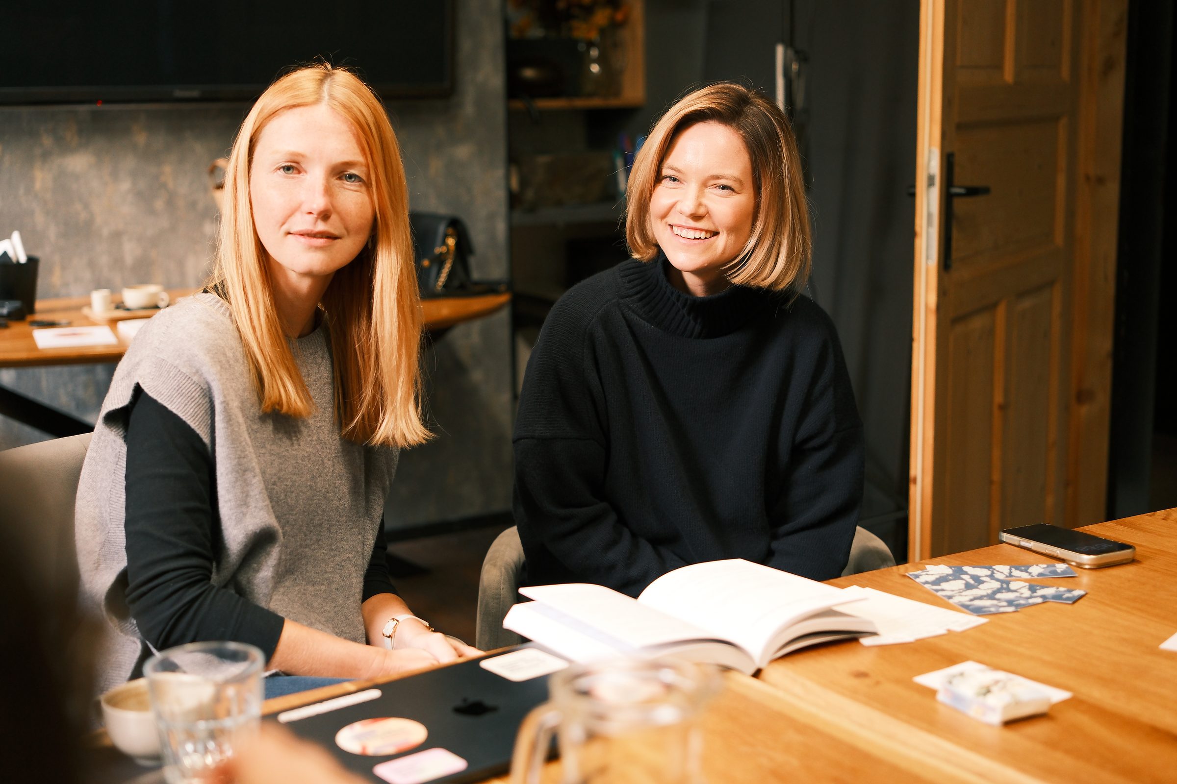 Petra Fritsch a Barbora Maroušková u stolu se skupinou